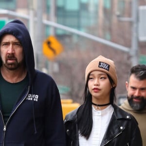 Nicolas Cage et sa compagne Riko Shibata se baladent main dans la main dans le quartier de Manhattan à New York après un diner en amoureux. Le couple s'arrête un moment pour se laver les mains avec un produit hydro-alcooliques. Le 3 mars 2020.