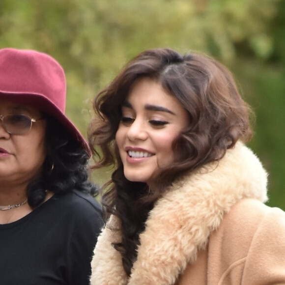 Vanessa Hudgens à la sortie d'une séance photo en compagnie de sa mère Gina Guangco dans le quartier de Los Feliz à Los Angeles, le 9 mars 2020  Actress Vanessa Hudgens is all smiles and covered in a faux fur coat as she wraps up a photo shoot in Los Feliz. Vanessa had her hair done and carried a cup of coffee with her as she and her team concluded the shoot. 9th march 202009/03/2020 - Los Angeles