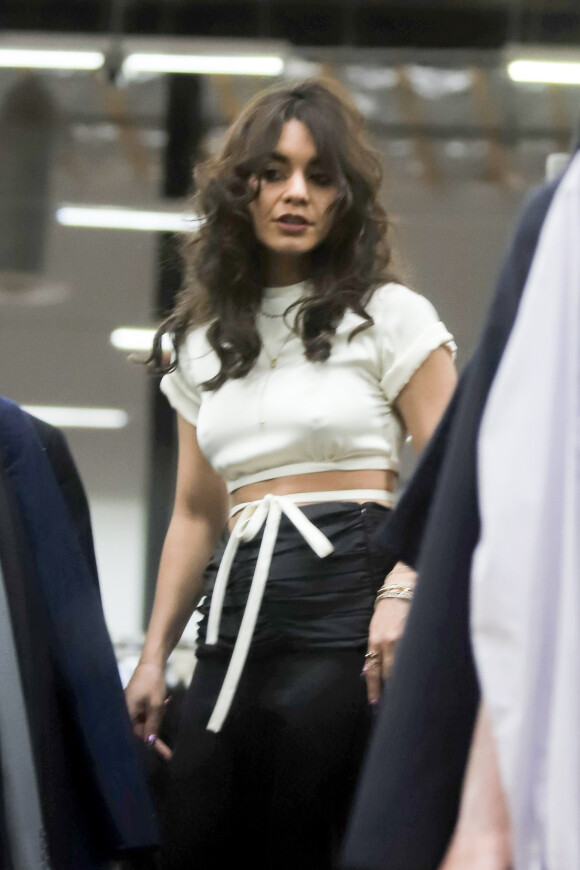 Exclusif - Vanessa Hudgens fait du shopping avec sa mère Gina Guangco au magasin Goodwill dans le quartier de Studio City à Los Angeles, le 9 mars 2020  Exclusive - Singer and Actress Vanessa Hudgens spends some quality time with her mom Gina Guangco as the pair does some late night shopping at a Goodwill store in Studio City. 9th march 202009/03/2020 - Los Angeles