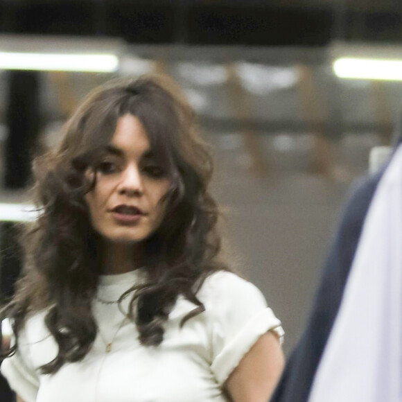 Exclusif - Vanessa Hudgens fait du shopping avec sa mère Gina Guangco au magasin Goodwill dans le quartier de Studio City à Los Angeles, le 9 mars 2020  Exclusive - Singer and Actress Vanessa Hudgens spends some quality time with her mom Gina Guangco as the pair does some late night shopping at a Goodwill store in Studio City. 9th march 202009/03/2020 - Los Angeles