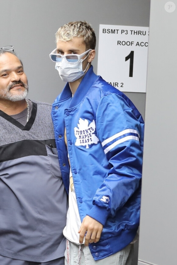 Justin Bieber ( avec un masque chirurgical en pleine crise du coronavirus - covid-19) se rend dans un cabinet médical à Los Angeles le 13 Mars 2020.