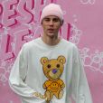 Justin Bieber et et sa femme s'arrêtent à un lave-auto pour faire une photo sur un mur rose à Los Angeles le13 mars 2020.