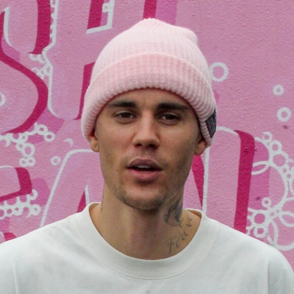 Justin Bieber et et sa femme s'arrêtent à un lave-auto pour faire une photo sur un mur rose à Los Angeles le13 mars 2020.