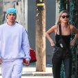  Justin Bieber et sa femme Hailey Baldwin Bieber s'embrassent en balade en amoureux dans le quartier de West Hollywood à Los Angeles, le 4 mars 2020 