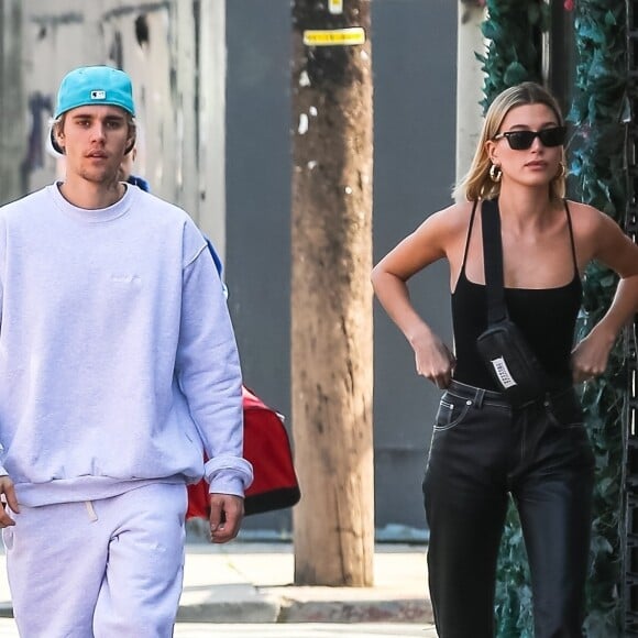 Justin Bieber et sa femme Hailey Baldwin Bieber s'embrassent en balade en amoureux dans le quartier de West Hollywood à Los Angeles, le 4 mars 2020