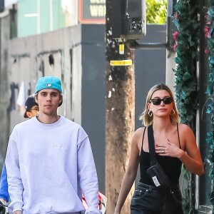 Justin Bieber et sa femme Hailey Baldwin Bieber s'embrassent en balade en amoureux dans le quartier de West Hollywood à Los Angeles, le 4 mars 2020