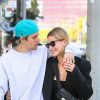 Justin Bieber et sa femme Hailey Baldwin Bieber s'embrassent en balade en amoureux dans le quartier de West Hollywood à Los Angeles, le 4 mars 2020