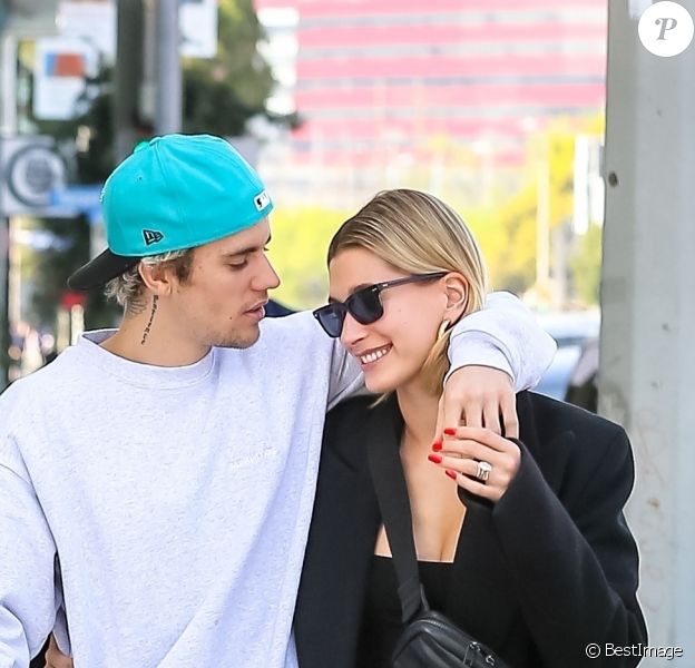 Justin Bieber et sa femme Hailey Baldwin Bieber s'embrassent en balade en amoureux dans le quartier de West Hollywood à Los Angeles, le 4 mars 2020