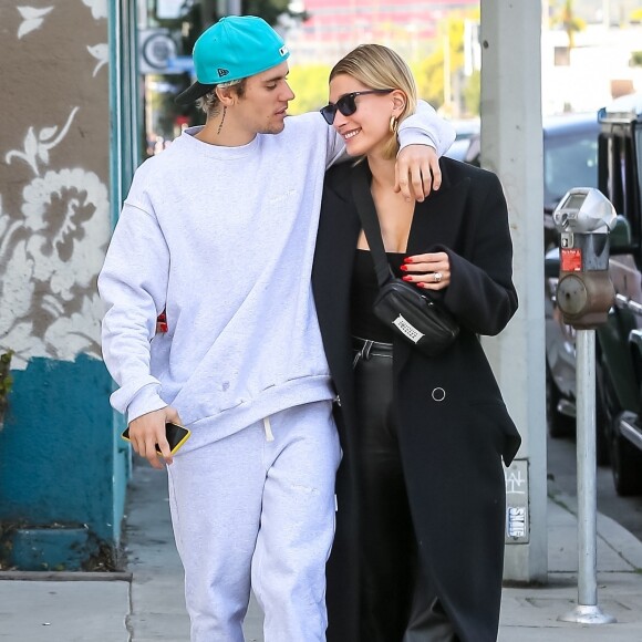 Justin Bieber et sa femme Hailey Baldwin Bieber s'embrassent en balade en amoureux dans le quartier de West Hollywood à Los Angeles, le 4 mars 2020