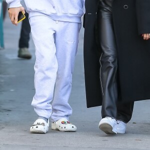 Justin Bieber et sa femme Hailey Baldwin Bieber s'embrassent en balade en amoureux dans le quartier de West Hollywood à Los Angeles, le 4 mars 2020