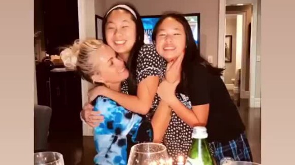 Laeticia Hallyday a fêté ses 45 ans à Los Angeles le 18 mars 2020, entourée de ses deux filles Jade et Joy et de quelques amis.