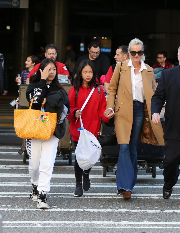 Exclusif  - Laeticia Hallyday et ses filles Jade et Joy arrivent à l'aéroport LAX de Los Angeles en provenance de Paris, le samedi 11 janvier 2020 dans l'après-midi.
