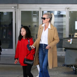 Exclusif  - Laeticia Hallyday et ses filles Jade et Joy arrivent à l'aéroport LAX de Los Angeles en provenance de Paris, le samedi 11 janvier 2020 dans l'après-midi.