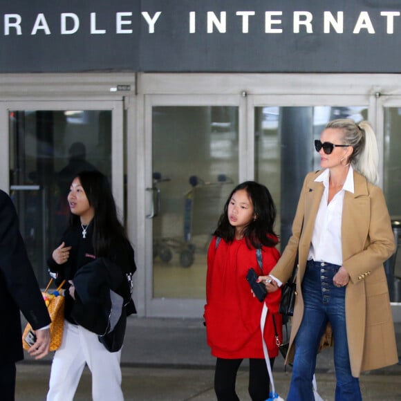 Exclusif - Laeticia Hallyday et ses filles Jade et Joy arrivent à l'aéroport LAX de Los Angeles en provenance de Paris, le samedi 11 janvier 2020 dans l'après-midi.