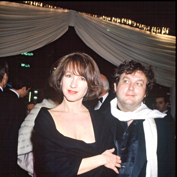 Archives - Nathalie Baye et Dominique Besnehard à l'avant-première du spectacle "Bravissimo" au Lido de Paris. Le 15 mars 1990.