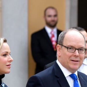 Le prince Albert II de Monaco, la princesse Charlene lors de la remise de cadeaux de Noël aux enfants monégasques au palais à Monaco le 18 décembre 2019. © Bruno Bebert / Bestimage