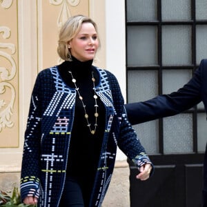 Le prince Albert II de Monaco, la princesse Charlene lors de la remise de cadeaux de Noël aux enfants monégasques au palais à Monaco le 18 décembre 2019. © Bruno Bebert / Bestimage