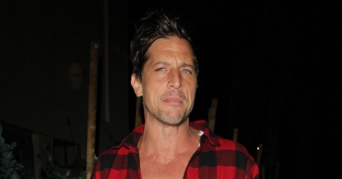 Simon Rex Acteur Exclusif - Simon Rex à la sortie du restaurant Delilah à Los Angeles