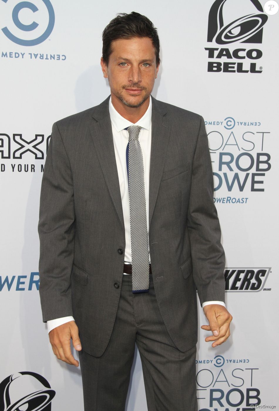 Simon Rex Acteur Simon Rex à la soirée de The Comedy Central Roast Of Rob Lowe aux
