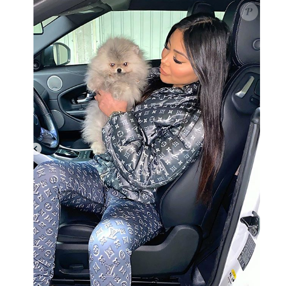 Maeva (Les Marseillais) avec son petit chien Hermès - Instagram, 2 février 2020