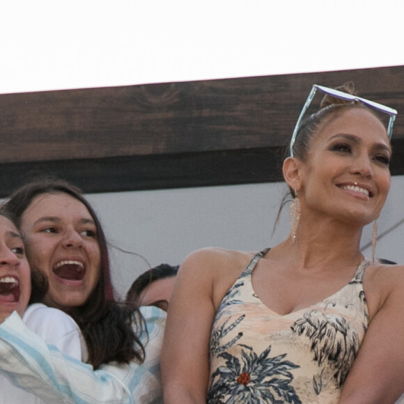 Jennifer Lopez et son fiancé Alex Rodriguez assistent au 2020 Pegasus World Cup Championship avec leurs enfants Emme, Maximilian, Natasha et Ella au David Grutman's LIV Stretch Village à Hallandale Beach le 25 janvier 2020.