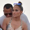Jennifer Lopez et son fiancé Alex Rodriguez assistent au 2020 Pegasus World Cup Championship avec leurs enfants Emme, Maximilian, Natasha et Ella au David Grutman's LIV Stretch Village à Hallandale Beach le 25 janvier 2020.