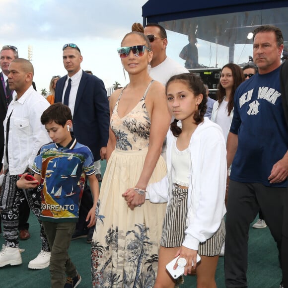 Jennifer Lopez et son fiancé Alex Rodriguez assistent au 2020 Pegasus World Cup Championship avec leurs enfants Emme, Maximilian, Natasha et Ella au David Grutman's LIV Stretch Village à Hallandale Beach le 25 janvier 2020.