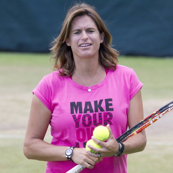 Amélie Mauresmo, enceinte de son fils Aaron, lors d'un entraînement avec Andy Murray à Wimbledon à Londres le 7 juillet 2015.