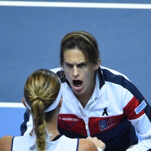 Amélie Mauresmo lors de la finale de la Fed Cup entre la République tchèque et la France à Strasbourg le 13 novembre 2016. Au lendemain de cette cruelle défaite, la capitaine des Bleues annonçait qu'elle quittait son poste et révélait être enceinte de son deuxième enfant, un an après la naissance d'Aaron.