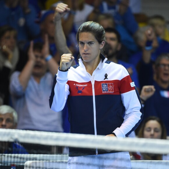 Amélie Mauresmo lors de la finale de la Fed Cup entre la République tchèque et la France à Strasbourg le 13 novembre 2016. Au lendemain de cette cruelle défaite, la capitaine des Bleues annonçait qu'elle quittait son poste et révélait être enceinte de son deuxième enfant, un an après la naissance d'Aaron.