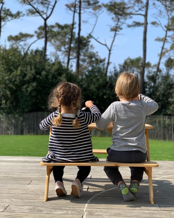 Amélie Mauresmo est confinée dans sa maison d'Anglet avec ses deux enfants Aaron et Ayla. Le 23 mars 2020, elle a publié une photo d'eux en train de déjeuner au soleil dans leur jardin.