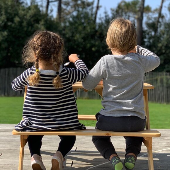 Amélie Mauresmo est confinée dans sa maison d'Anglet avec ses deux enfants Aaron et Ayla. Le 23 mars 2020, elle a publié une photo d'eux en train de déjeuner au soleil dans leur jardin.