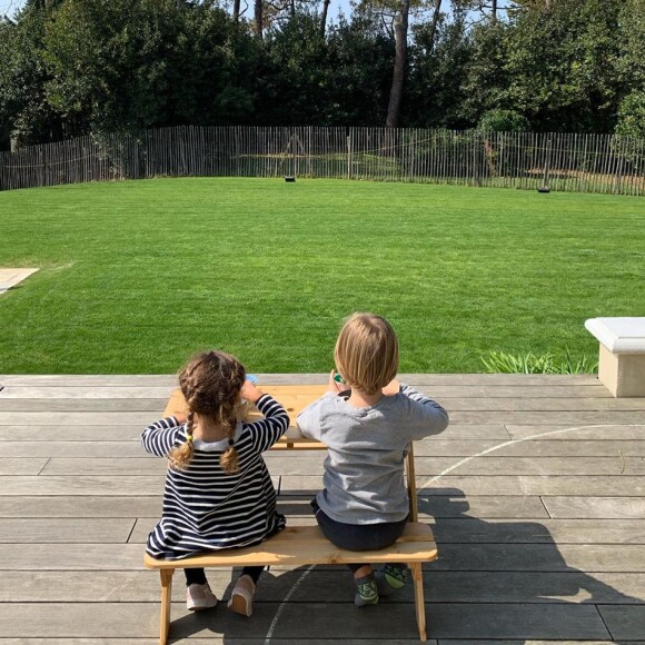 Amélie Mauresmo est confinée dans sa maison d'Anglet avec ses deux enfants Aaron et Ayla. Le 23 mars 2020, elle a publié une photo d'eux en train de déjeuner au soleil dans leur jardin.