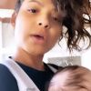 Christina Milian fait du sport dans sa maison de Los Angeles le 22 mars 2020, avec son fils Isaiah dans un porte-bébé.