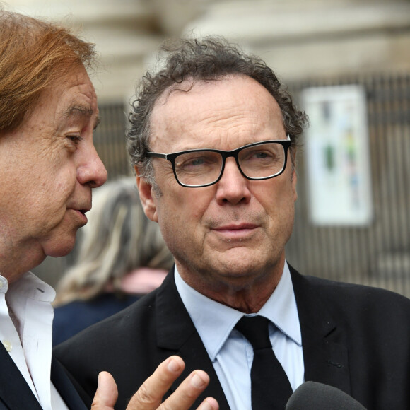 Daniel Lauclair et Julien Lepers lors de la messe en souvenir de Gonzague Saint Bris en l'église Saint-Sulpice à Paris, le 28 septembre 2017.