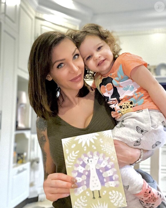 Julia Paredes heureuse avec sa fille Luna, le 11 mars 2020