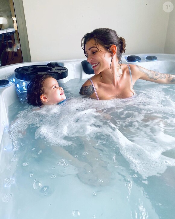 Julia Paredes avec Luna dans son bain à remous, le 6 mars 2020