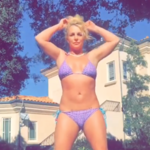 Britney Spears fait du yoga dans son jardin. Décembre 2019.