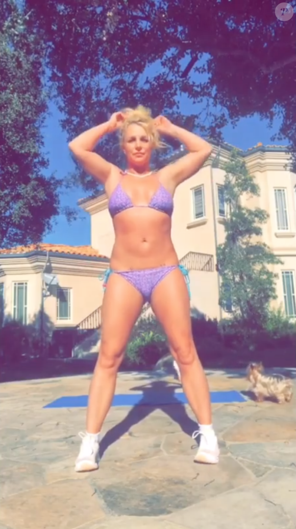 Britney Spears fait du yoga dans son jardin. Décembre 2019.