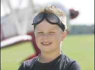 Un enfant de 8 ans se dresse sur l'aile d'un avion en plein vol ! C'est incroyable il est vivant ! (Réactualisé)