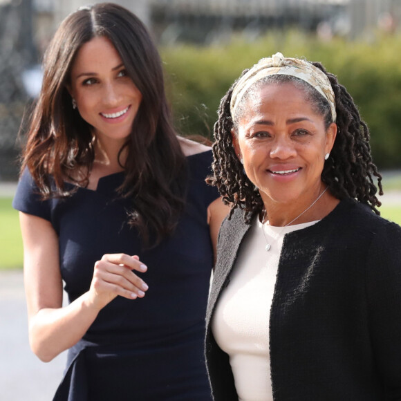 Meghan Markle et sa mère Doria Ragland arrivent à l'hôtel Cliveden House près de Windsor à la veille du Mariage du prince Harry et de Meghan Markle à Taplow le 18 mai 2018.