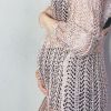 Elizabeth Hendrickson, célèbre Chloe Mitchell dans "Les Feux de l'amour", sur Instagram. Elle a révélé être enceinte pour la première fois le 9 octobre 2019.
