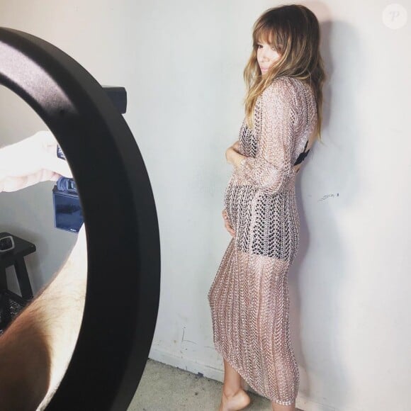 Elizabeth Hendrickson, célèbre Chloe Mitchell dans "Les Feux de l'amour", sur Instagram. Elle a révélé être enceinte pour la première fois le 9 octobre 2019.