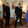 La reine Elisabeth II d'Angleterre reçoit le contre-amiral Stephen Moorhouse et le capitaine Angus Essenhigh au palais de Buckingham le 18 mars 2020 à Londres