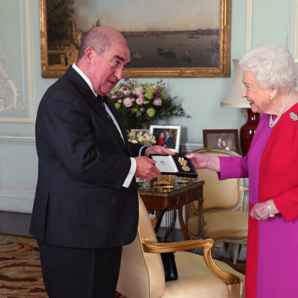 La reine Elisabeth II d'Angleterre se voit remettre la première Médaille d'Ordre en Or par le professeur Mark Compton lors d'une audience au palais de Buckingham à Londres. Le 11 mars 2020