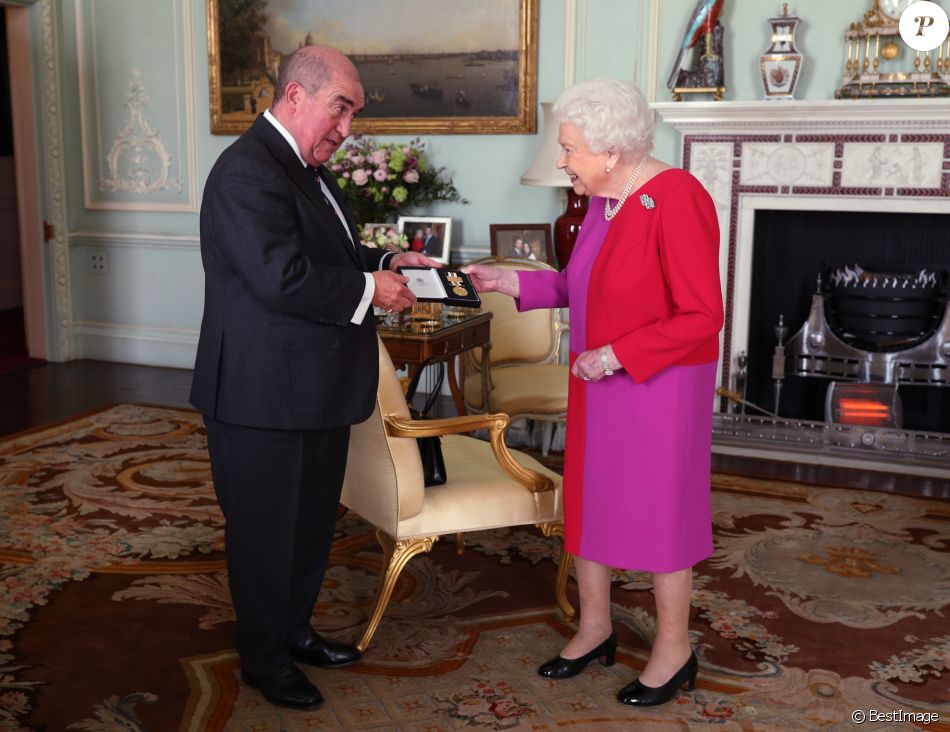 La reine Elisabeth II d'Angleterre se voit remettre la ...