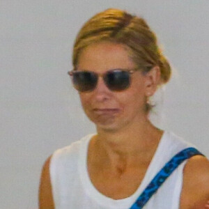 Exclusif - Sarah Michelle Gellar discute avec une amie dans le parking après sa séance de sport à Brentwood le 14 janvier 2020.