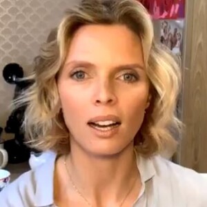 Elodie Gossuin dévoile sa couronne de Miss France 2001 cassée lors d'un live Instagram avec Sylvie Tellier, le 30 mars 2020