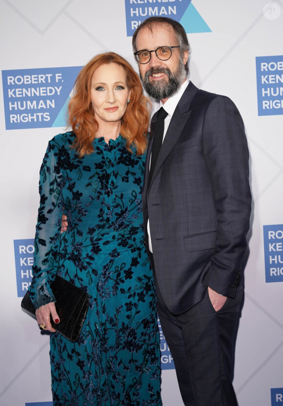 J.K. Rowling, Neil Murray au photocall de la soirée caritative "Ripple of Hope Gala & Auction" à New York, le 12 décembre 2019.