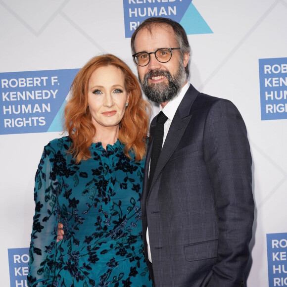 J.K. Rowling, Neil Murray au photocall de la soirée caritative "Ripple of Hope Gala & Auction" à New York, le 12 décembre 2019.